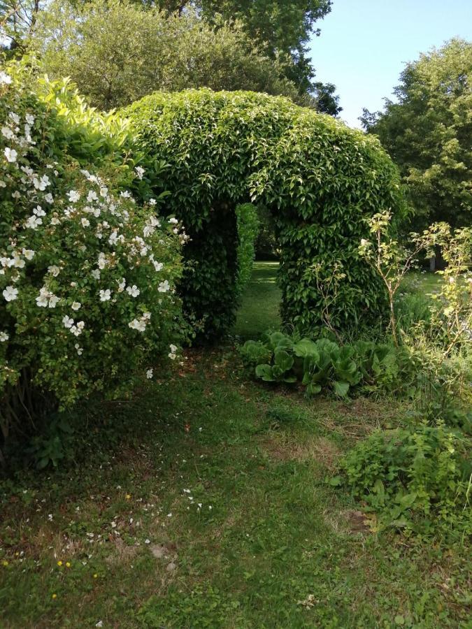 Bed and Breakfast Les Berges De La Planchette Yvignac-la-Tour Екстер'єр фото