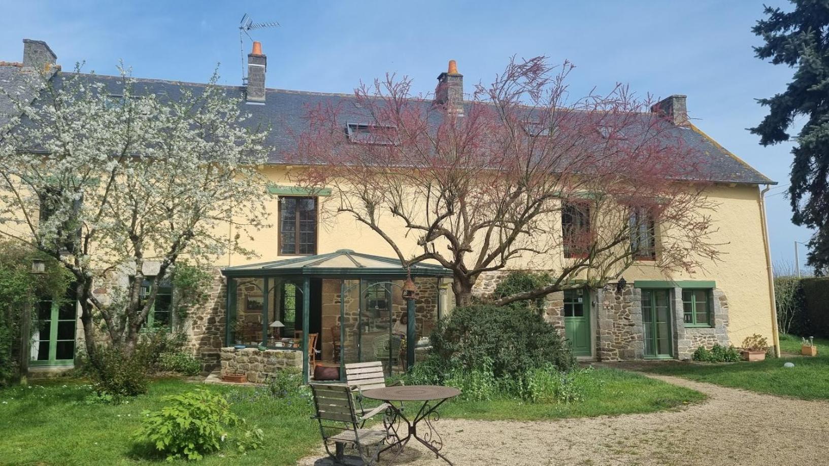 Bed and Breakfast Les Berges De La Planchette Yvignac-la-Tour Екстер'єр фото